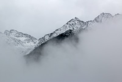 云端雪山